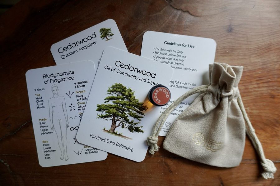 Cedarwood aromatic experience — oil, cards and linen bag