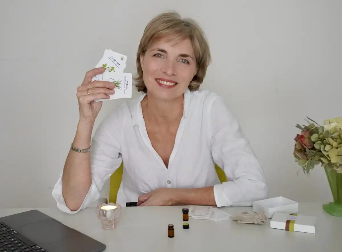 Corinna holding the Bergamot and Vetiver cards